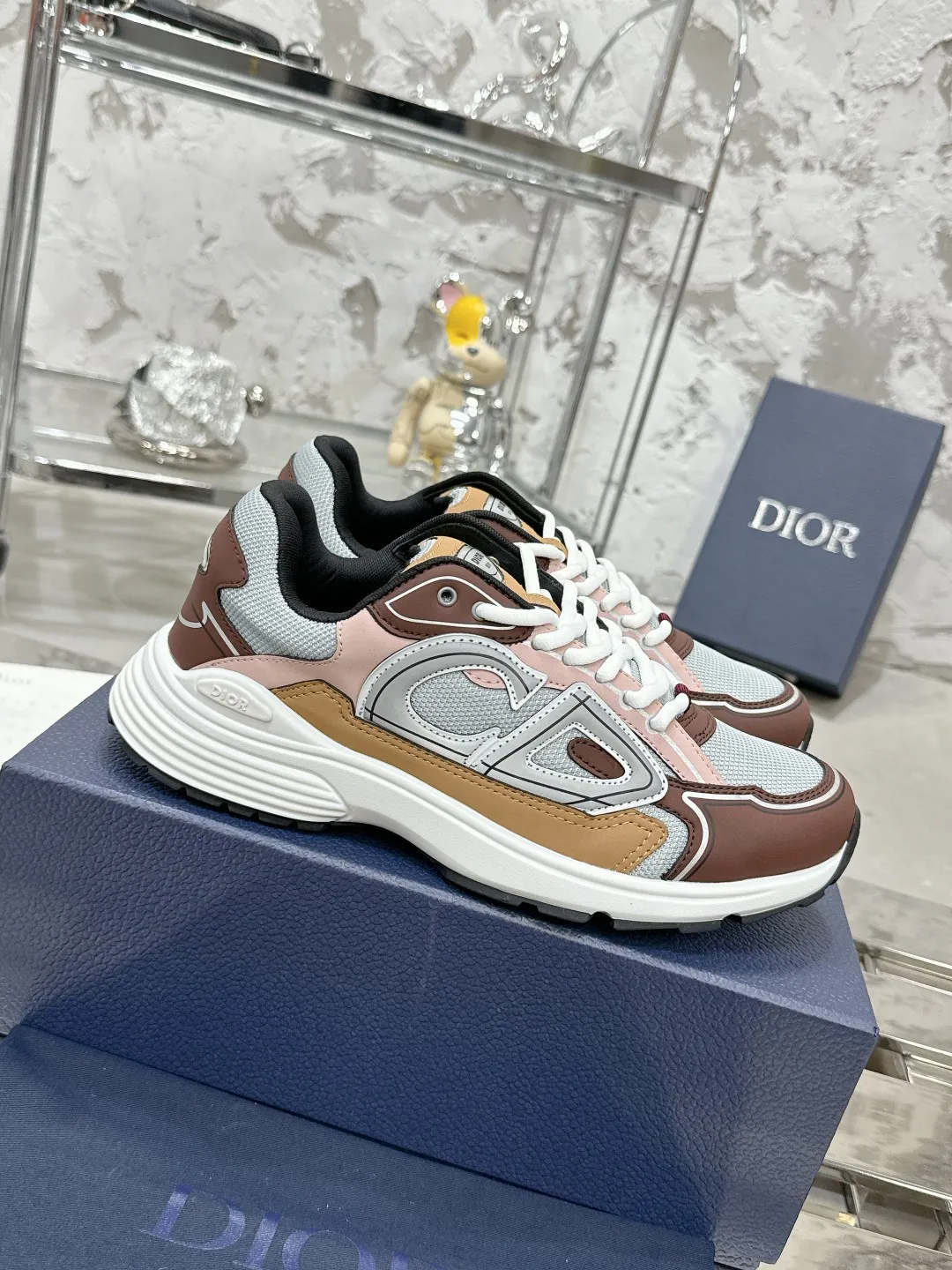 Men's men's shoes 💰600❤️❤️❤️High version Dior Dior's latest color matching B30 series reflective dad sneakers original 17380💰 purchased for development and production Brand new B30 sneakers Dad Shoes style shoes that follow the trend of the retro market The Dior logo on the tongue also indicates that this pair of shoes is the B30 model! B30 uses fine-textured leather and mesh cloth materials to form a shoe body. There are conspicuous letters CD on both sides of the shoe body to indicate identity. Many lines on the shoe body outline details to make the shoes look less monotonous and full of retro flavor. The delivery counter is exquisitely packaged🛍📦 ▪️Fabric: Original customized technical fabric + mesh ▪️Inner lining: Customized breathable lining ▪️Outsole: Original molded IP foam + TPU outsole ▪️Sole thickness: 3.5CM ▪️Size: Women’s size 35-40 / Men’s size 39-46